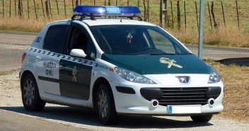 Un tuit de la Guardia Civil sobre mascotas sorprende en Twitter Coche de la Guardia Civil